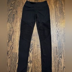 Black leggings with lines by knees